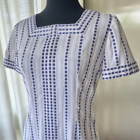 Vintage 60s dress, white, tiny blue flowers in stripes, square neckline, fitted - Picture 2 of 10